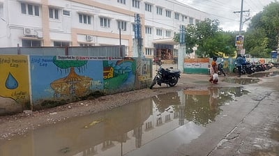 அரசு மருத்துவமனை எதிரே தேங்கி நிற்கும் மழைநீா்