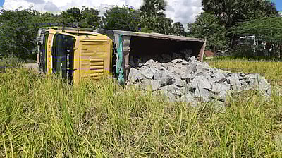 கல்குவாரி லாரிகளை சிறைப்பிடித்து போராட்டம்