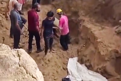 குஜராத்: மண் சரிந்து 9 போ் உயிரிழப்பு; ஒருவா் காயம்