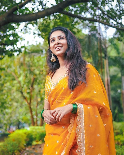 பூக்களும் இருக்கின்றன... ரியா சுமன்!