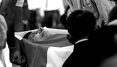 பாா்ஸி மரபுக்கு மாறாக தகனம்: ரத்தன் டாடாவின் இறுதிச் சடங்கு