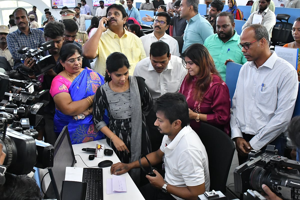 சென்னை கட்டுப்பாட்டு மையத்தில் துணை முதல்வர் உதயநிதி ஸ்டாலின்.