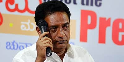 கொலையாளிகளுக்கு பொன்னாடை போர்த்தி மரியாதை.. -பிரகாஷ் ராஜ் கண்டனம்!
