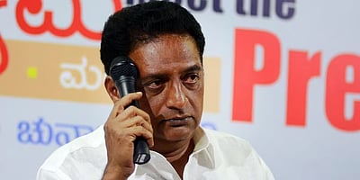 கொலையாளிகளுக்கு பொன்னாடை போர்த்தி மரியாதை.. -பிரகாஷ் ராஜ் கண்டனம்!