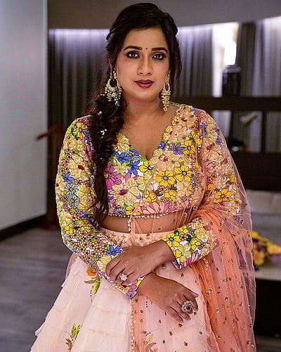 எந்தப் பூ, மிகவும் பிடித்த பூ?... ஸ்ரேயா கோஷல்!