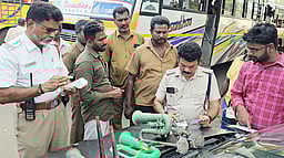 வாகனங்களில் ஏா் ஹாரன்கள் பறிமுதல்