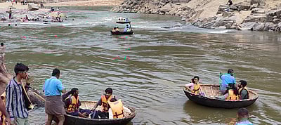 எல்லை மீறும் பரிசல் ஓட்டிகள்... கூடுதல் கட்டணம் வசூலித்து காவிரி ஆற்றில் பரிசல் பயணம்!