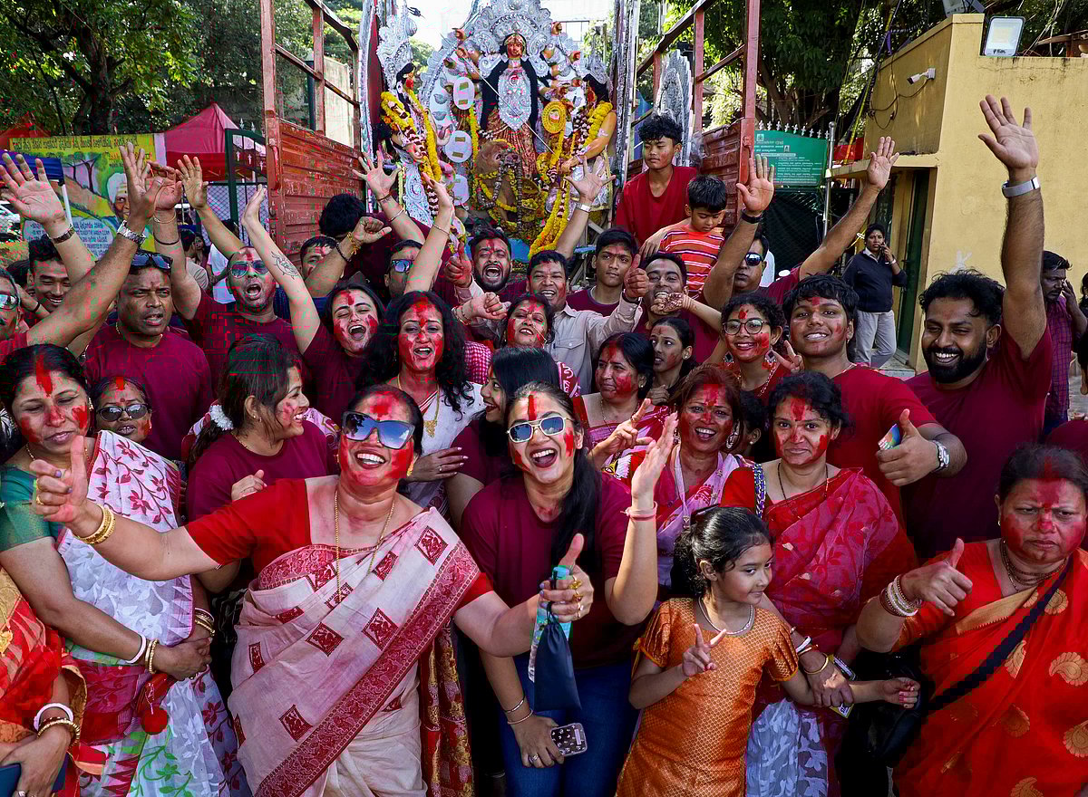 துர்கா தேவி சிலைகள் கரைப்பு - புகைப்படங்கள்