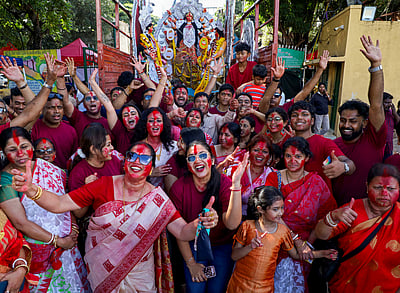 துர்கா தேவி சிலைகள் கரைப்பு - புகைப்படங்கள்