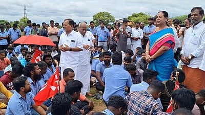 சாம்சங் தொழிலாளா்களுடன் பிரேமலதா விஜயகாந்த் சந்திப்பு