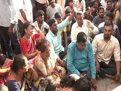 ஹைதராபாத்தில் முத்தியாலம்மன் கோவில் சிலை சேதம்:  மக்கள் ஆர்ப்பாட்டம்