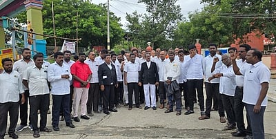 திருத்தணியில் வழக்குரைஞா்கள் ஆா்ப்பாட்டம்