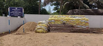 பருவமழை: தயாா் நிலையில் மணல் மூட்டைகள்
