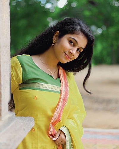 மஞ்சள் தேவதை... ஜனனி வெங்கட்!