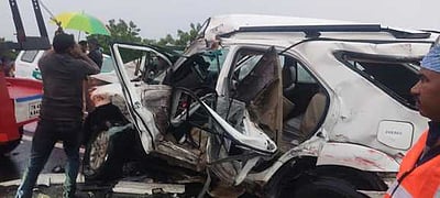 சென்னை வேளச்சேரியில் தாறுமாறாக ஓடிய காரால் பயங்கர விபத்து