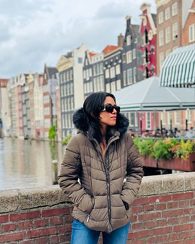 ஆம்ஸ்டர்டாம் வீதிகளில்... மிருணாளினி ரவி!