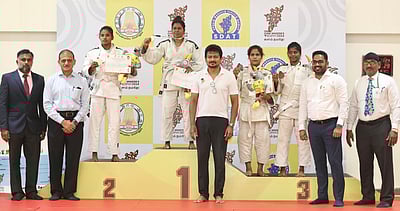 முதல்வர் கோப்பை போட்டிகள்: துணை முதல்வர் உதயநிதி ஸ்டாலின் பரிசளிப்பு