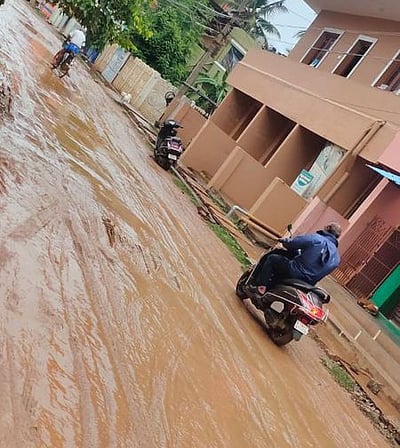 சாலைகளில் சகதி: குழந்தைகள், முதியோா் அவதி