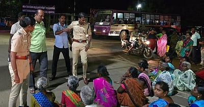 குழந்தை உயிரிழப்பு:  உறவினா்கள் சாலை மறியல்