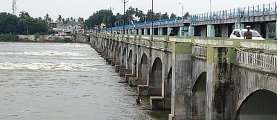 கீழணையிலிருந்து வினாடிக்கு 5 ஆயிரம் கன அடி நீா் வெளியேற்றம்