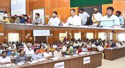 பருவ மழை முன்னெச்சரிக்கை நடவடிக்கை: மாவட்ட கண்காணிப்பு அலுவலா் ஆலோசனை