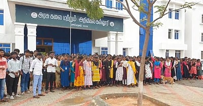 நாகை அரசுக் கல்லூரி மாணவா்கள் ஆா்ப்பாட்டம்