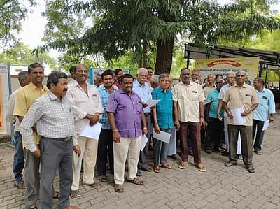 எல்.ஐ.சி முகவா்கள் ஆா்ப்பாட்டம்