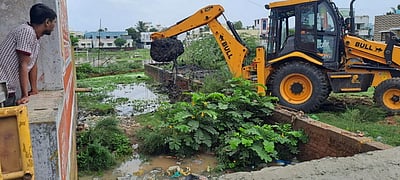 காரைக்காலில் வடிகால்கள் தூா்வாரும் பணி தீவிரம்