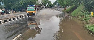 திண்டுக்கல்-கரூா் சாலையில் தேங்கும் மழைநீா்: வாகன ஓட்டிகள் அவதி