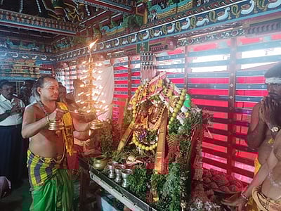 குற்றாலம் சித்திரசபையில் பச்சைசாத்தி தாண்டவ தீபாராதனை