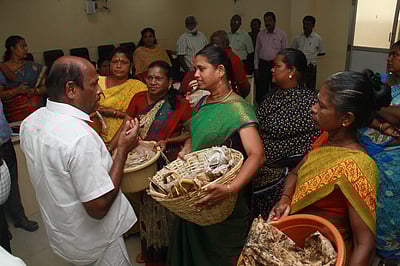 மாநகராட்சி சாலைகளை சீரமைக்க வேண்டும்: மேயரிடம் மக்கள் மனு