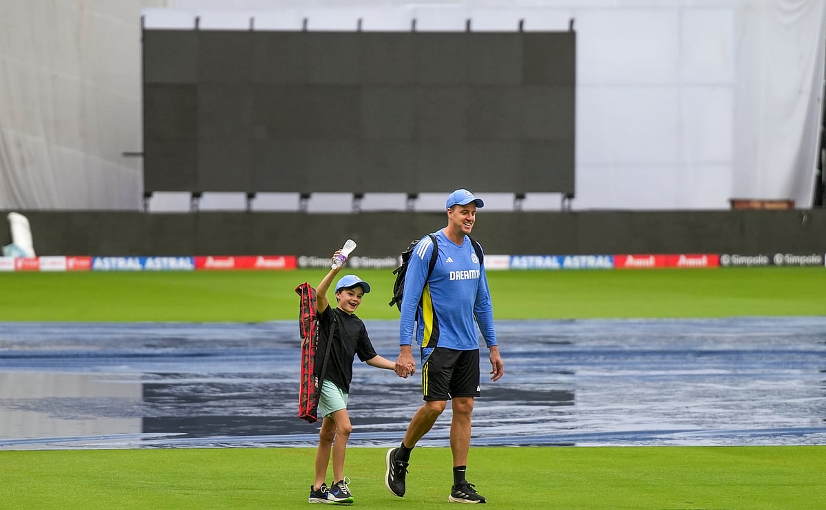 இந்திய அணியின் பந்துவீச்சு பயிற்சியாளர் அவரது மகனுடன்.