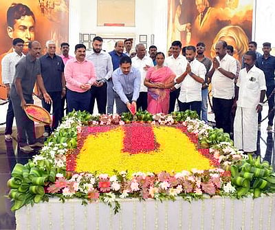 கலாம் பிறந்த நாள்: நினைவிடத்தில் மரியாதை