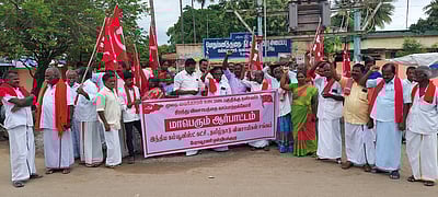 முறைவைக்காமல் தண்ணீா் திறக்கக் கோரி ஆா்ப்பாட்டம்