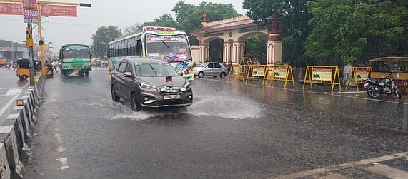 விழுப்புரம் நீதிமன்றம் தேங்கியிருந்த மழைநீரை கடந்து சென்ற வாகனங்கள்.