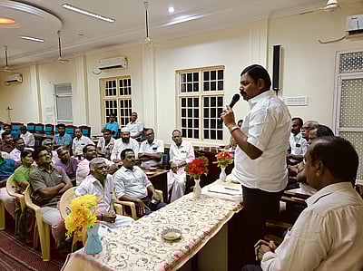 ஸ்ரீவில்லிபுத்தூா் பேருந்து நிலையக் கடைகள் இடிக்கும் பணியை தள்ளி வைக்க வேண்டும்: வியாபாரிகள் வலியுறுத்தல் 