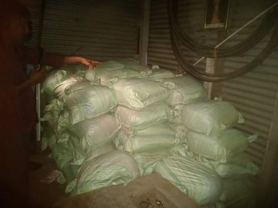 இலங்கைக்கு கடத்துவதற்காக பதுக்கிய 2 டன் விரலி மஞ்சள் பறிமுதல்