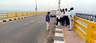 பாம்பன் சாலைப் பாலத்தில் பயிற்சி ஆட்சியா் ஆய்வு