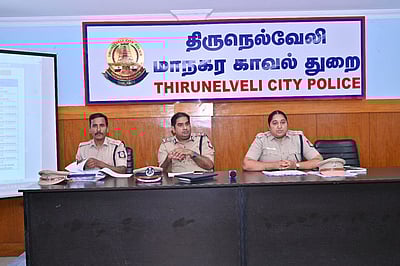 காவல் ஆணையா் அலுவலகத்தில் மாதாந்திர ஆய்வுக் கூட்டம்