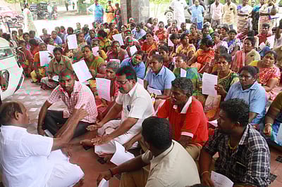 சுயஉதவிக்குழு தூய்மைப் பணியாளா்கள் போராட்டம்