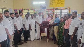 கிள்ளியூா் அரசு ஆரம்ப சுகாதார நிலையத்திற்கு இருக்கைகள் அளிப்பு