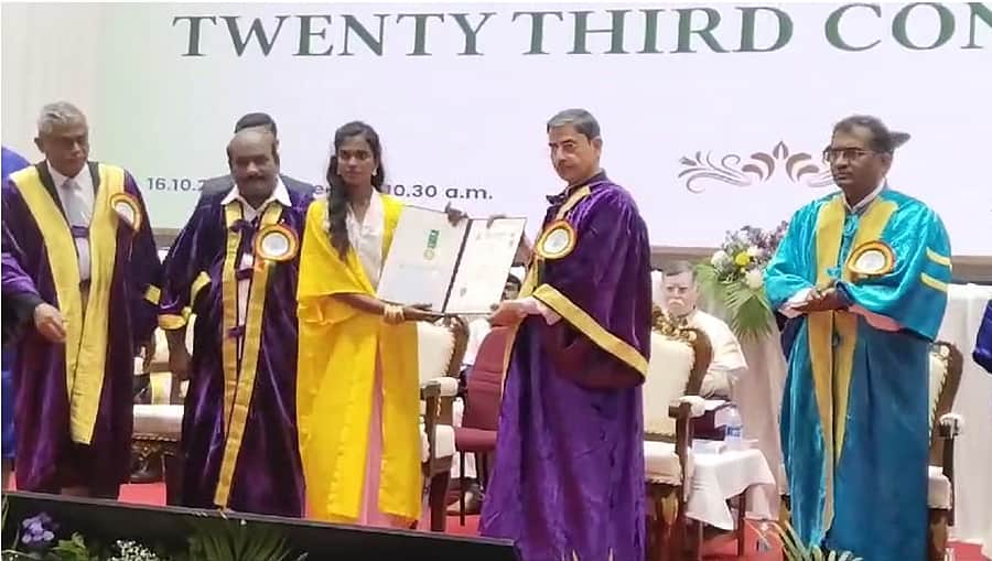 பெரியார் பல்கலை 23-வது பட்டமளிப்பு விழா: 397 பேருக்கு பட்டங்களை வழங்கினார் ஆளுநா் ஆா்.என்.ரவி