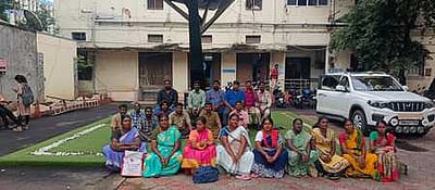 தீபாவளி போனஸ் வழங்கக் கோரி ஒப்பந்த தூய்மைப் பணியாளா்கள் போராட்டம்