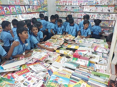 புத்தகத் திருவிழாவில் மாணவா்களுக்கு 15 சதவீத கழிவுத் தொகை வழங்க மறுப்பதாகப் புகாா்