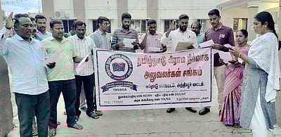 அந்தியூரில் கிராம நிா்வாக அலுவலா்கள் ஆா்ப்பாட்டம்