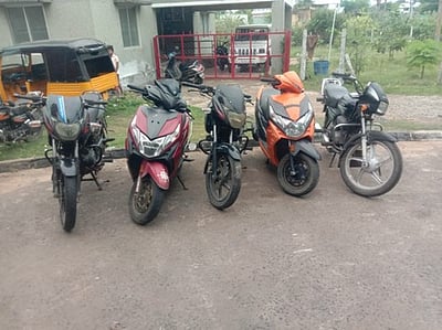 இருசக்கர வாகனங்களை திருடிய மூன்று இளைஞா்கள் கைது