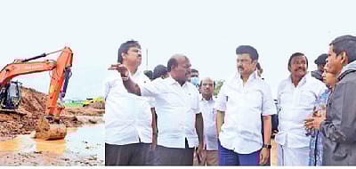 ஏரி, குளங்களில் தூா்வாரும் பணிகளை விரைந்து முடிக்க முதல்வா் உத்தரவு