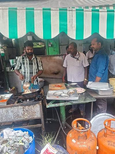அசைவ உணவகத்தில் அதிகாரிகள் சோதனை: ரூ.2 ஆயிரம் அபராதம் விதிப்பு