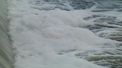 கம்பியம்பேட்டை தடுப்பணையில் நுரையுடன் வெளியேறும் நீா்!