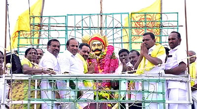 வீரபாண்டிய கட்டபொம்மன் சிலைக்கு மாலை அணிவிப்பு